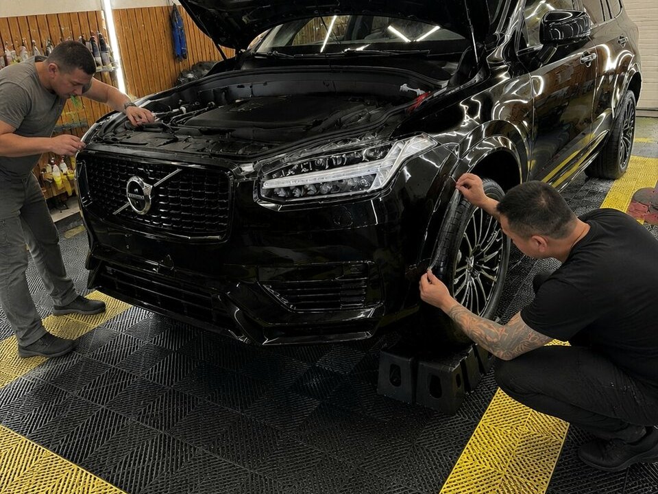 Мастера Wrap Service бронируют чёрный Volvo XC90