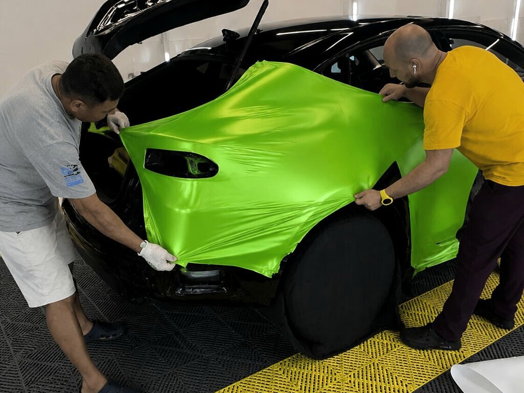 Оклейка автомобиля зелёной плёнкой в студии Wrap Service